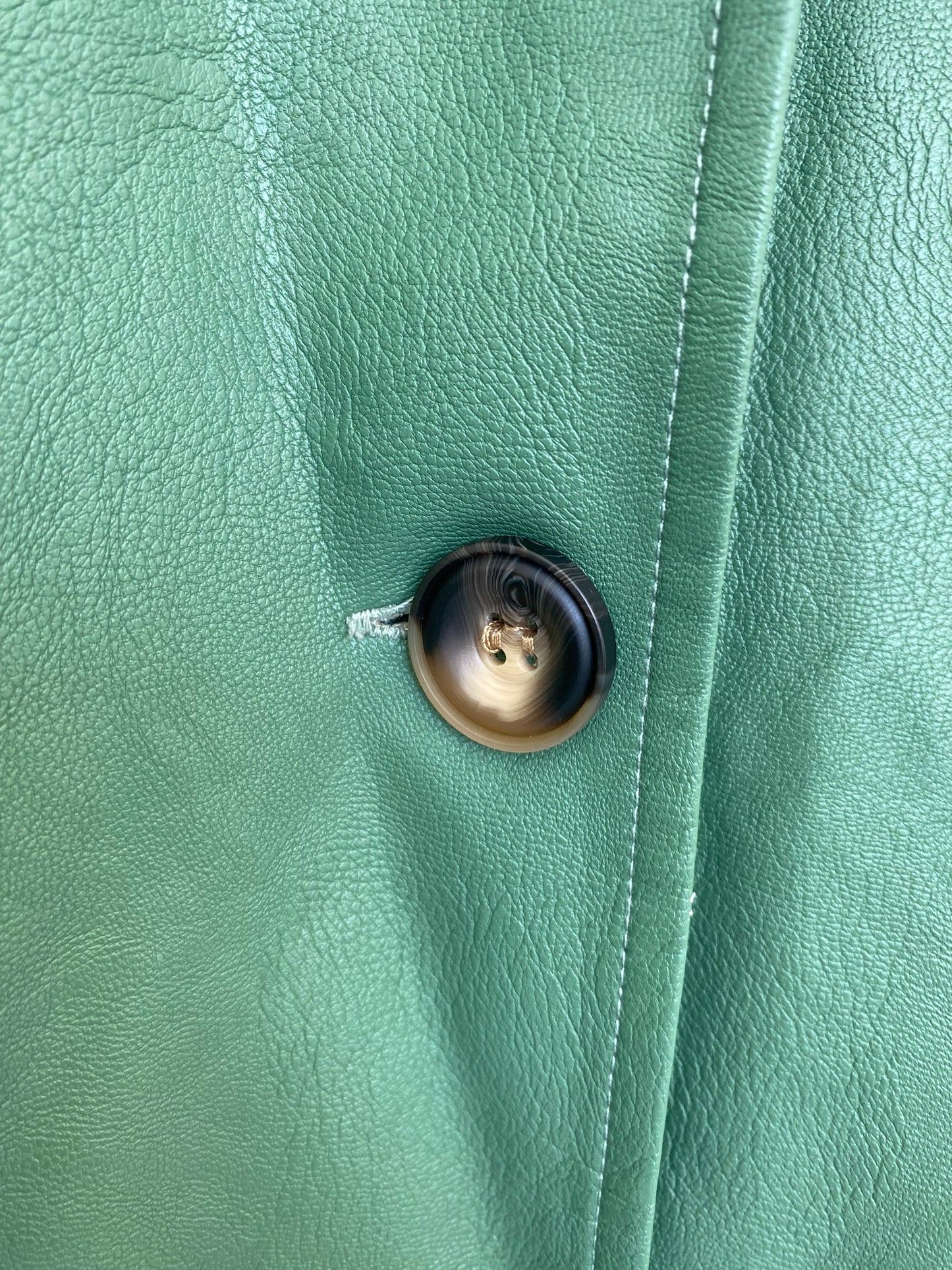 Grønn kåpe med belte faux leather