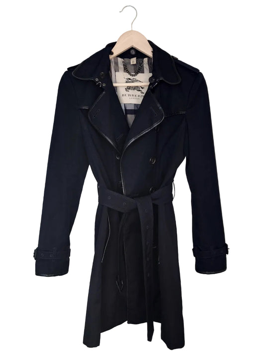 Burberry trenchcoat sort med skinndetaljer